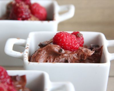 Cremige Schokoladen-Mousse aus Datteln (roh)