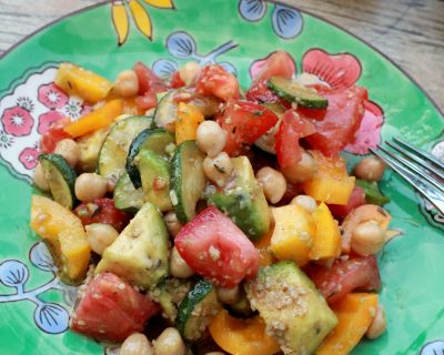 sommerlicher Avocado-Kichererbsensalat