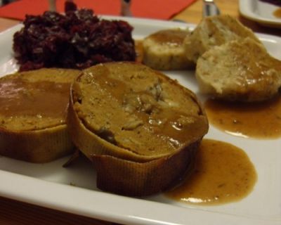 Austernpilz-Seitan-Braten mit Rotkraut und Semmelknödeln