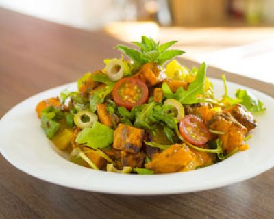 Mediterraner Süßkartoffelsalat mit Rucola und Tomatendressing (vegan)