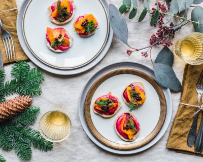 Buchweizen-Blinis mit Rote-Bete-Meerrettich-Creme & Gin-Karottenlachs