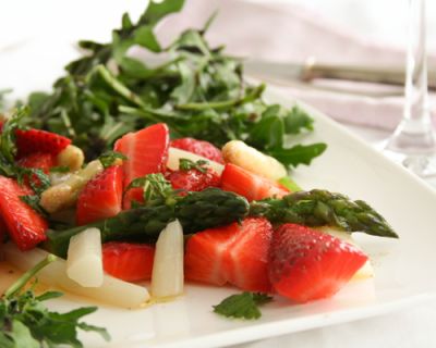 Erdbeer-Spargel Salat mit Orangen-Vinaigrette