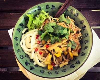 Udon-Nudeln mit Lupinen-Geschnetzeltem in Sesam-Soja-Sauce