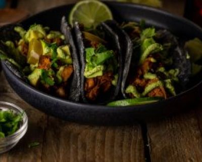 Soft Shell Tacos mit Pulled Jackfruit in BBQ-Bier-Sauce, Avocado und Koriandercreme