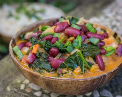 Würziges Bohnen Curry mit Schwarzkohl – vegan & lecker