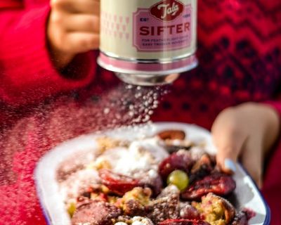 Herbstlicher Kaiserschmarren mit karamellisierten Himbeer-Zwetschgen und Trauben