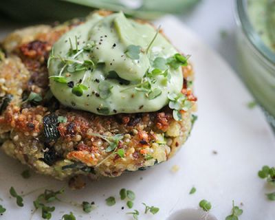 Quinoa-Bärlauch-Buletten mit würzigem Avocado-Dip