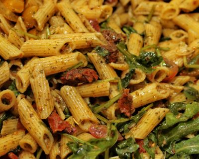 Mediterraner Nudelsalat mit getrockneten Tomaten & Rucola (Vegan)
