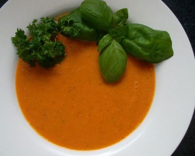 Fruchtige Tomatensuppe mit frischem Basilikum – Rezept