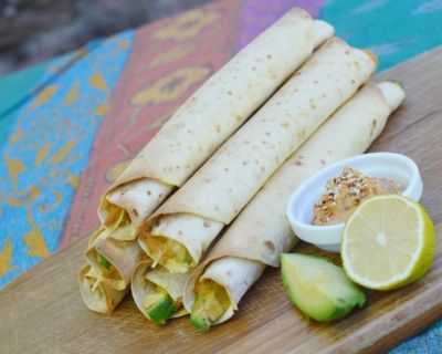 Rezept: Vegane Taquitos mit Hummus und Avocado