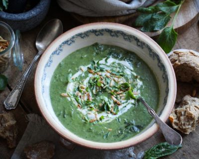 Spinatsuppe mit Kokosmilch & Pinienkern-Tahini-Topping