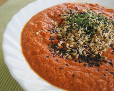 Rohkost Paprika-Cashew-Lauch-Suppe mit Buchweizenkeimlingen