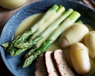 Spargel mit Kartoffeln, Tofu und der ultimativen veganen Sauce Hollandaise