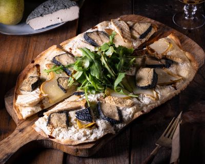 Veganer Flammkuchen mit Blauschimmelkäse und Birne