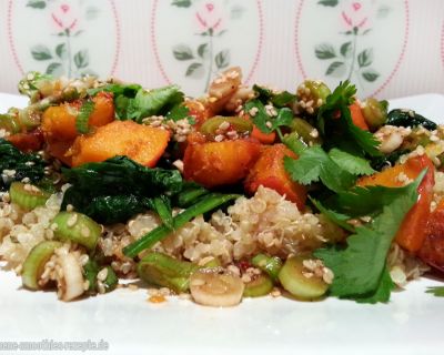 Gebratener Hokkaido-Kürbis mit Soja-Sesam-Marinade auf einem Quinoa-Spinat-Bett
