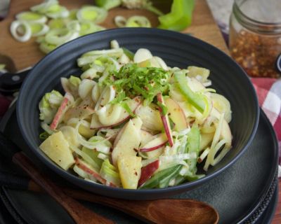 Fruchtiger Lauchsalat mit Apfel und Ananas