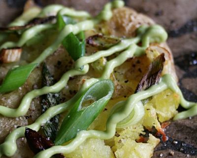Knusprige Quetschkartoffeln mit Avocado-Aioli