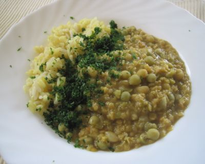 Indisches Dal mit Erbsen