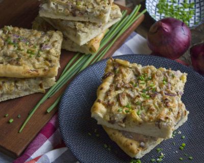 Frischer Apfel-Zwiebel-Kuchen vom Blech