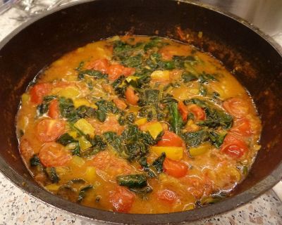 Kokos Curry mit Spinat und Tomaten