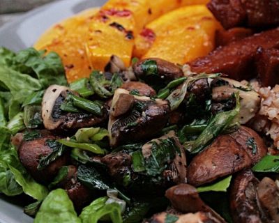 Herbst Bowl mit Ofenkürbis, Champignons und Barbecue Tofu