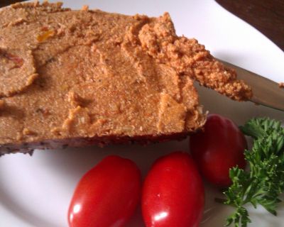 Veganer getrocknete Tomaten-Tofu-Aufstrich