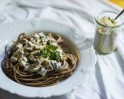 Spagetti mit Räuchertofu-Mandelsahne-Carbonara