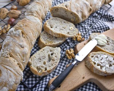 Rustikales Wurzelbrot mit Nüssen