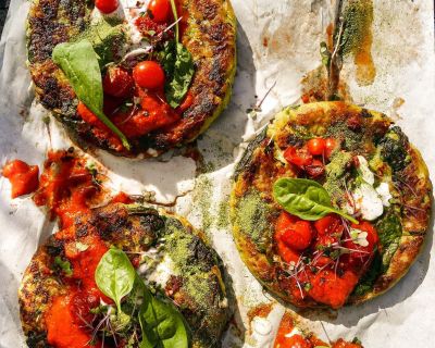 Zucchini-Spinat-Puffer mit Paprika-Tomaten-Sauce, Pesto und Moringa