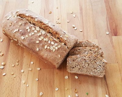 DINKELVOLLKORNBROT MIT DREIERLEI FLOCKEN