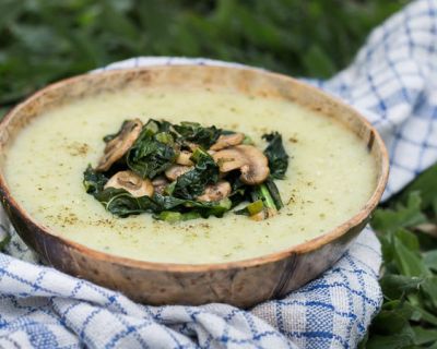 Vegane Kartoffelsuppe mit Spinat und Champignons