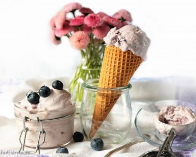 Blaubeereis oder Heidelbeereis mit Banane
