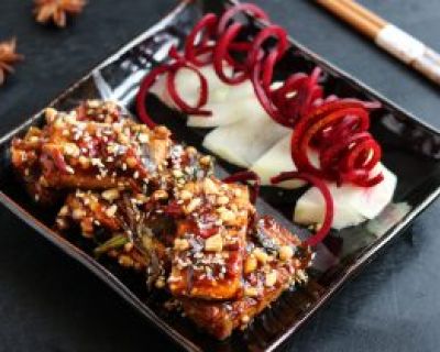 Doppelt gegrillter Tofu in Chilisauce