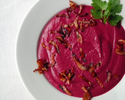 Rote Beete Suppe mit Haselnüssen