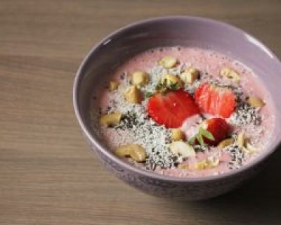 Rezept: Erdbeer Smoothie Bowl