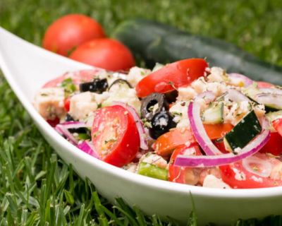 Griechischer Salat – vegan mit pflanzlichem Feta (ohne Tofu)