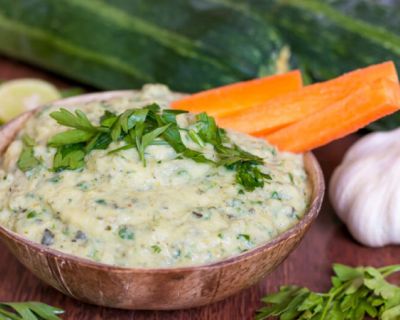 Einfacher Zucchini Hummus ohne Kichererbsen (Low Carb Zucchini Dip)