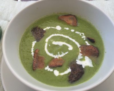 Kalte Gurkensuppe mit Schnittlauch und Tofu-Speck