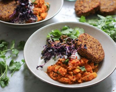 Rote Quinoa-Bratlinge mit Daal & Sprossen