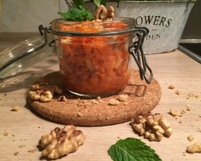 Schneller Karottensalat mit gerösteten Walnüssen