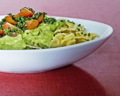 Pasta mit Avocadosauce und Tomatensalsa