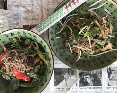 Soba-Nudeln mit Tempeh-Croutons, Gemüse und Sesamsauce