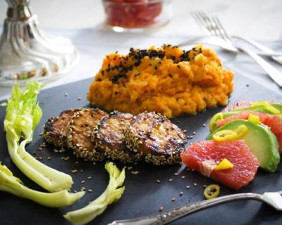 Knuspriges Orangen-Tempeh mit Süßkartoffelstampf & Bitter-Sweet Avocado