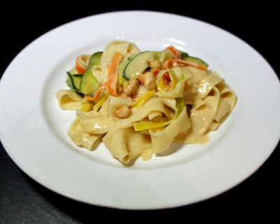 Pasta mit Erdnuss-Gemüse-Sauce (2P)