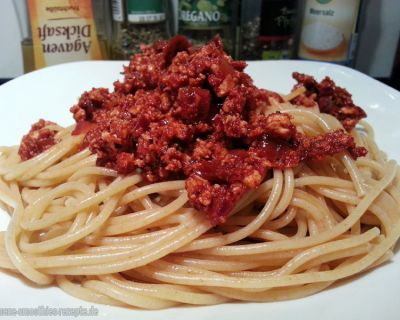 Tofu-Bolognese mit Vollkorn-Spaghetti und Macadamia-Parmesan