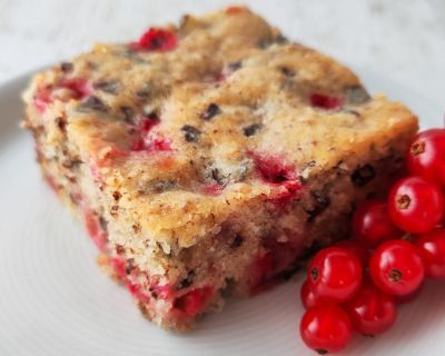 Veganer Nusskuchen mit Johannisbeeren vom Blech