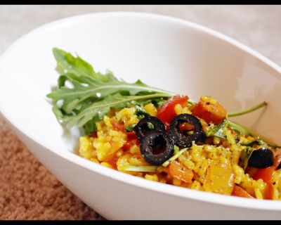 Rezept vom 14.10.2015: Buntes Paprika-Möhrchen Risotto mit Oliven & Rucola (Vegan)
