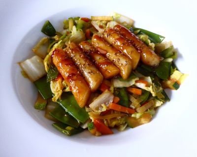 SCHARFE RICE CAKES AUF ASIATISCHEM GEMÜSE