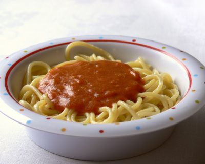 Nudeln mit reichhaltiger Tomatensoße