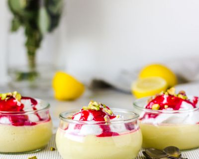 Veganes Zitronen-Dessert mit Kokossahne und Himbeersauce